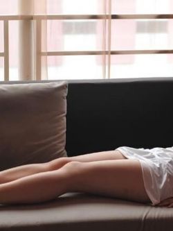 妹子蓝雅琦在布衣躺椅上的撩人美体,极品稳私人体艺术摄影